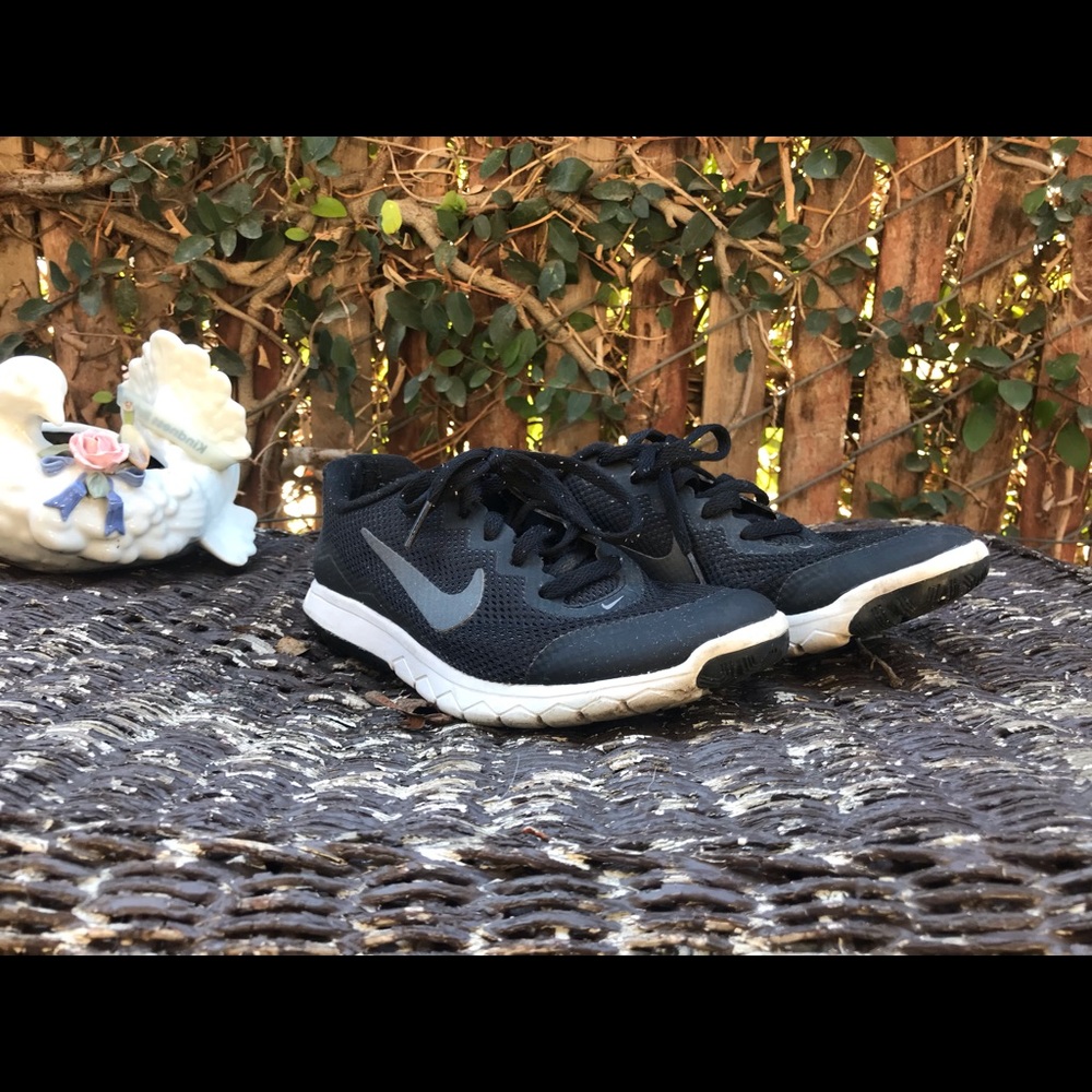 Nike tennis shoe